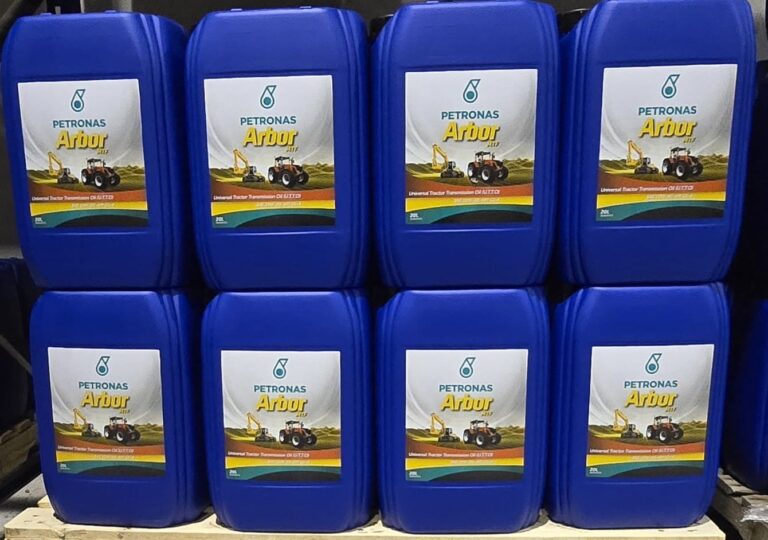 Foto de pilamiento de bidones de 20 litros del producto ARBOR de la empresa Petronas