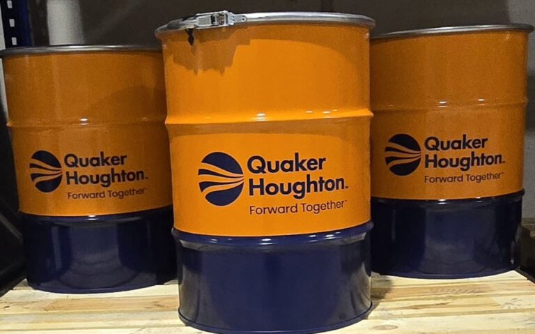 Foto de bidones de aceite de la empresa Quaker Houghton