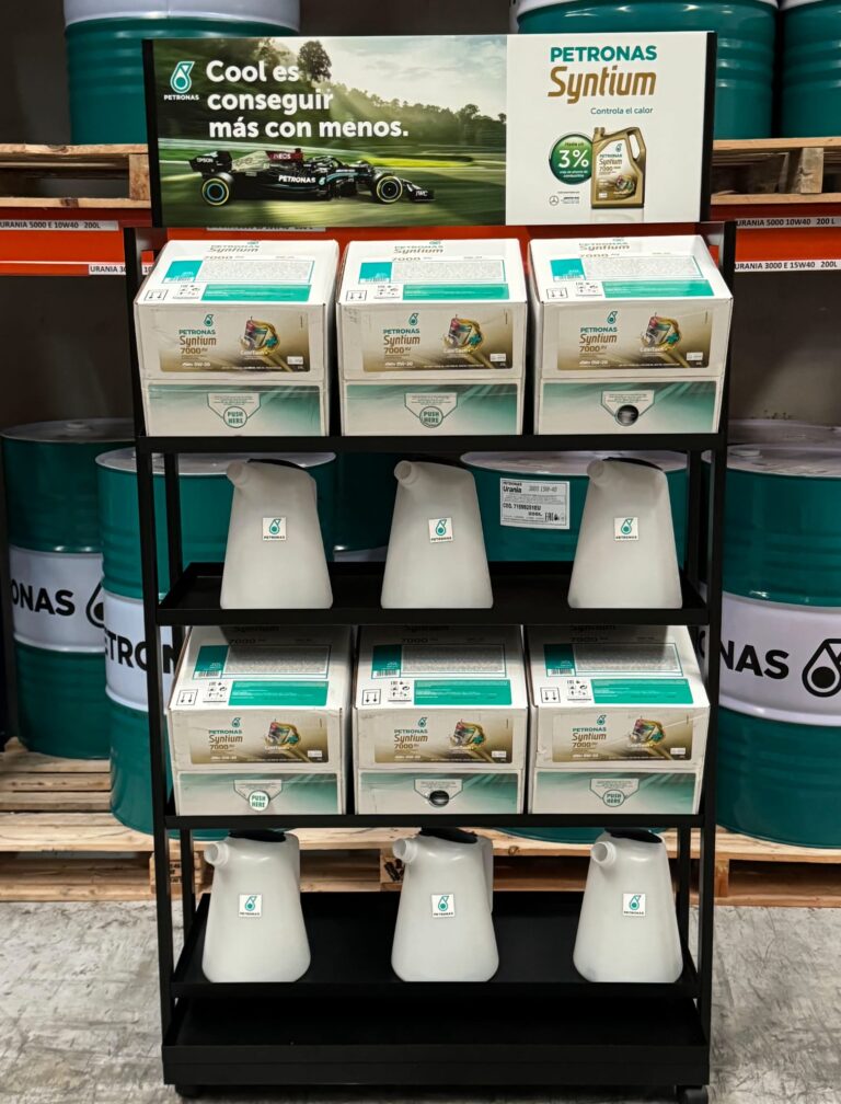 Foto de estantería con productos Syntium de Petronas